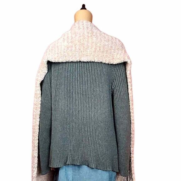 Aspen pink fluffy scarf - Picture 3 of 6